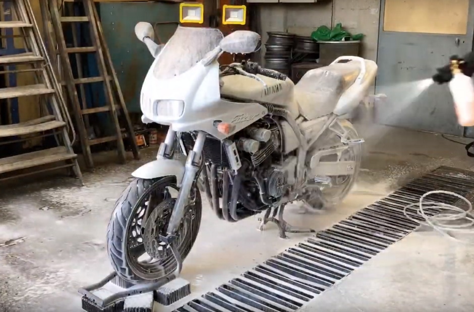 Tuto : Comment dégraisser la chaîne de sa moto