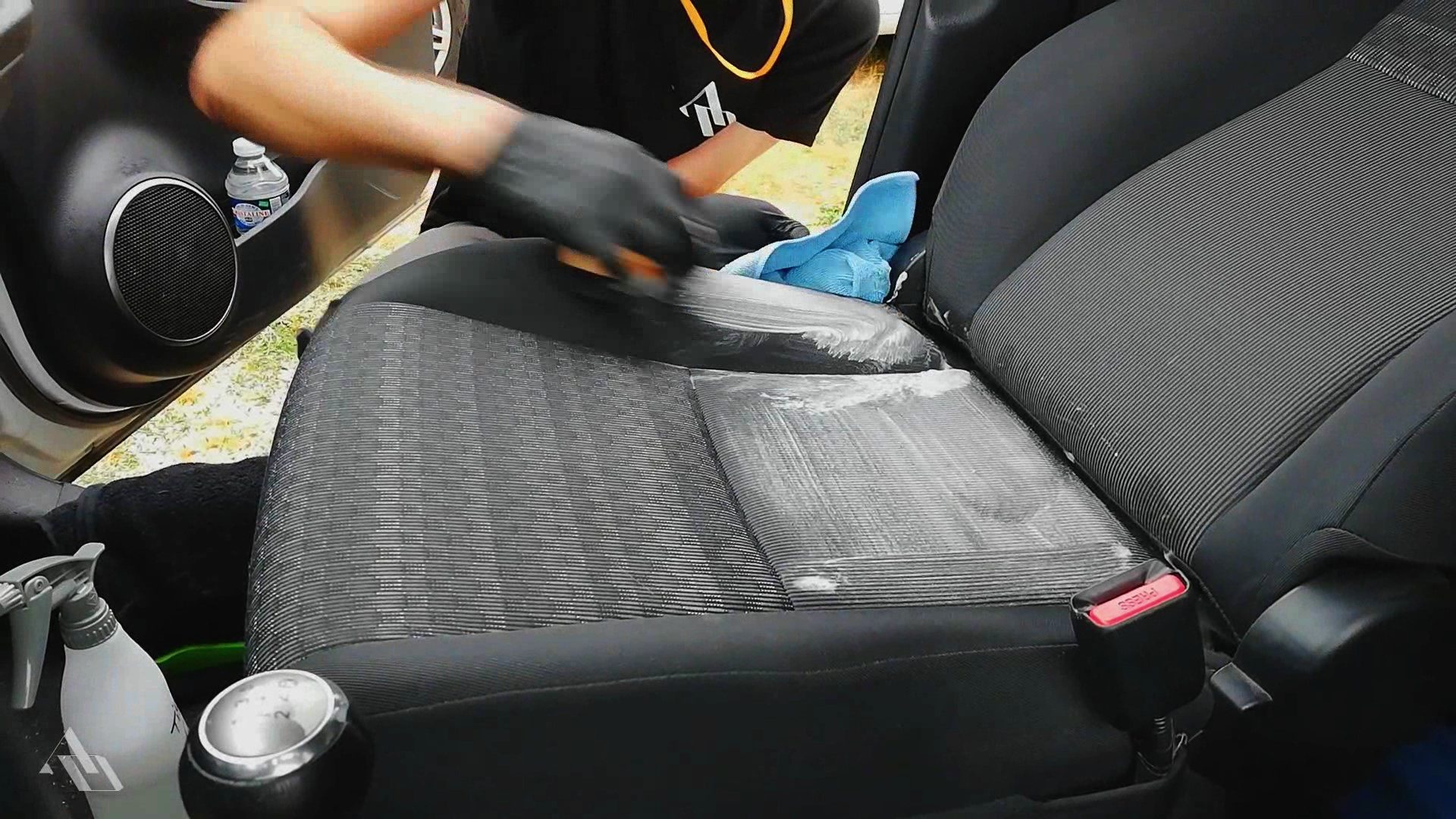 Comment nettoyer un siège de voiture avec le Karcher Puzzi ?