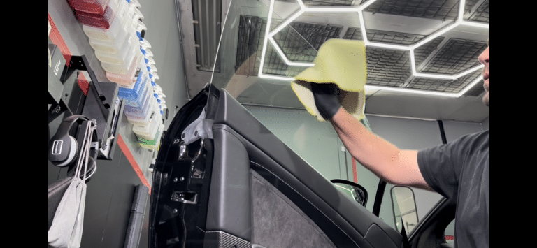 Nettoyage vitre voiture sans laisser de traces
