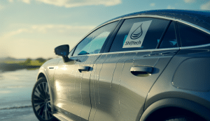 Une voiture protégée par un revêtement céramique brillant sous un éclairage naturel, illustrant les bénéfices écologiques et la facilité d'entretien, avec le logo de Shiftech en arrière-plan